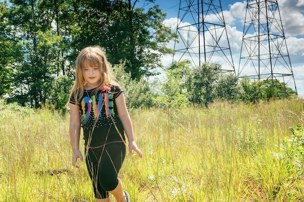 Retrato de uma linda garota na natureza. A garota no campo de camomila Menina linda segurando o buquê de margaridas em campo no fundo do céu azul
