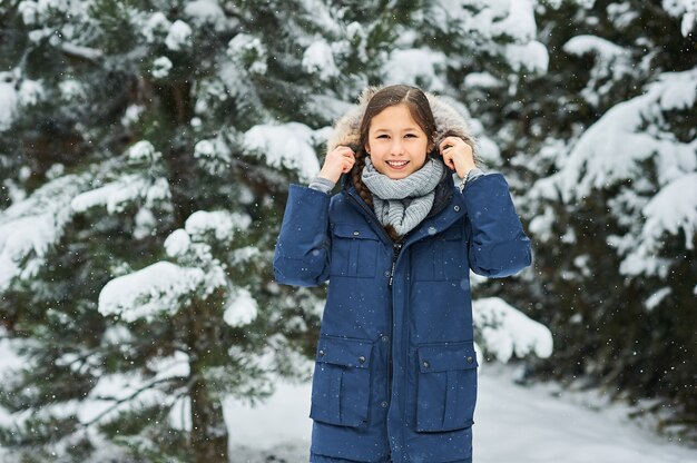 Retrato de uma linda garota no inverno