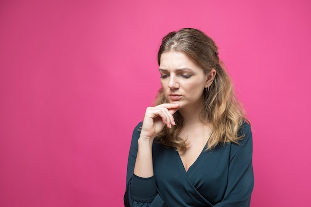 Retrato de uma linda garota olhando de lado com expressão pensativa e considerando um plano de ação