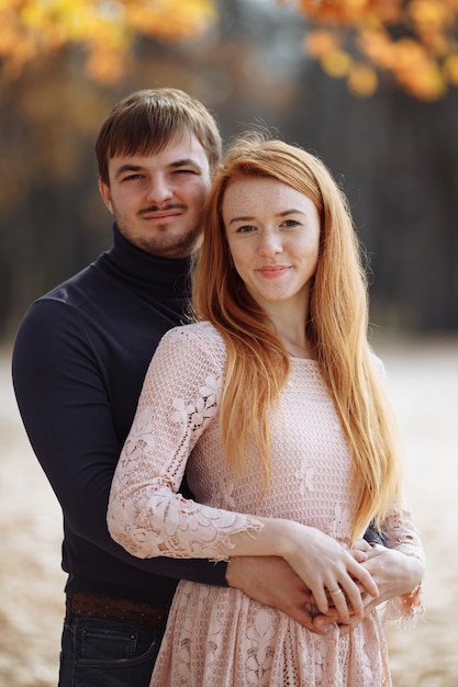 Retrato de uma linda garota ruiva com seu amado marido com barba