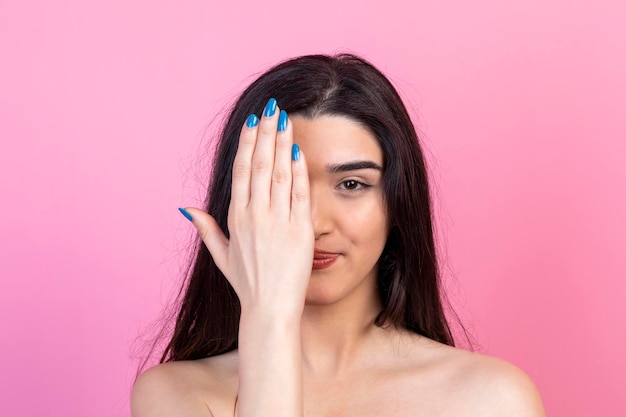 Retrato de uma linda garota segurando a mão no rosto e olhando para a câmera Foto de alta qualidade