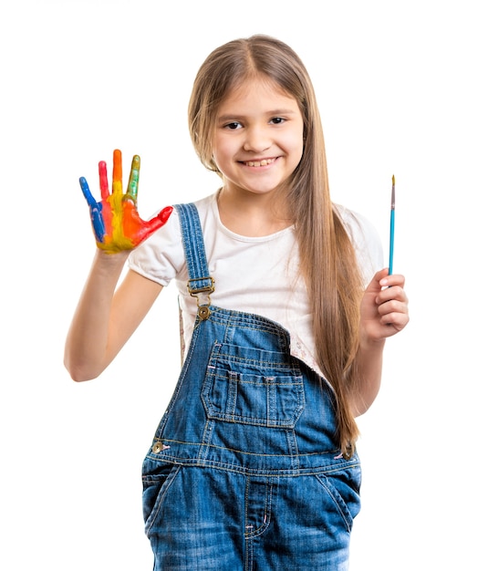 Retrato de uma linda garota segurando um pincel e mostrando as mãos pintadas