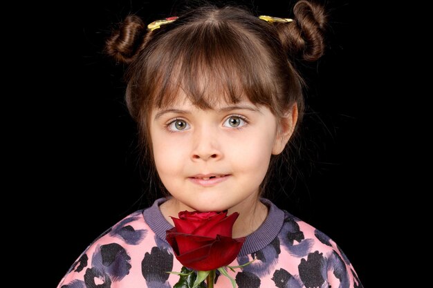 Foto retrato de uma linda garota sorridente segurando flores