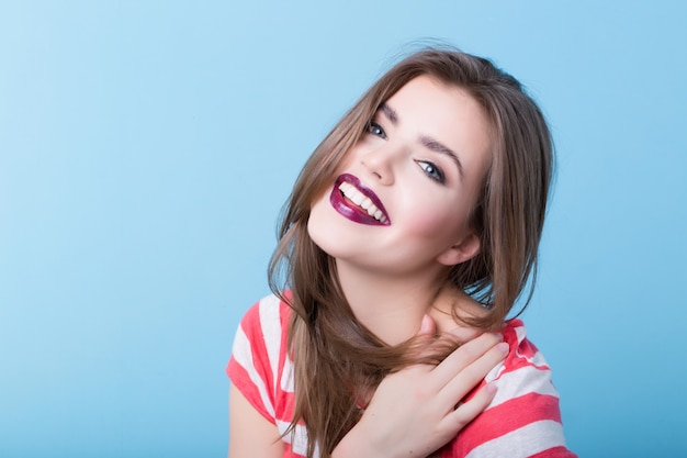 Retrato de uma linda garota sorridente.