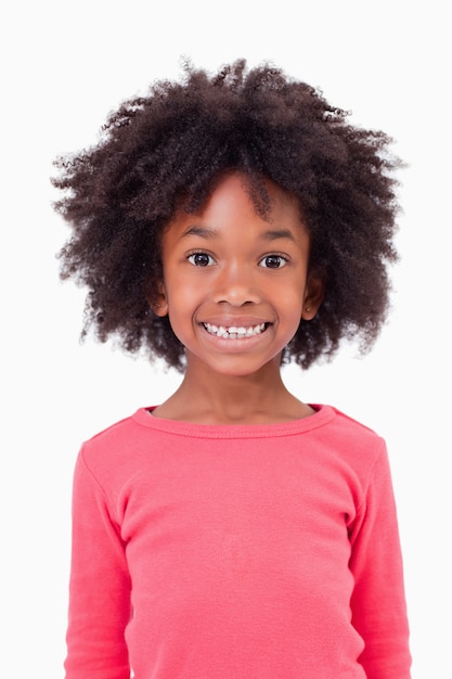 Foto retrato de uma linda garota sorrindo