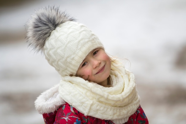 Retrato de uma linda garotinha com roupas de inverno