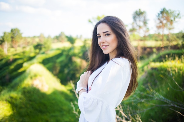 Retrato de uma linda jovem, ao ar livre, no campo