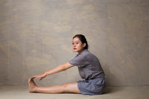 Retrato de uma linda jovem asiática praticando ioga