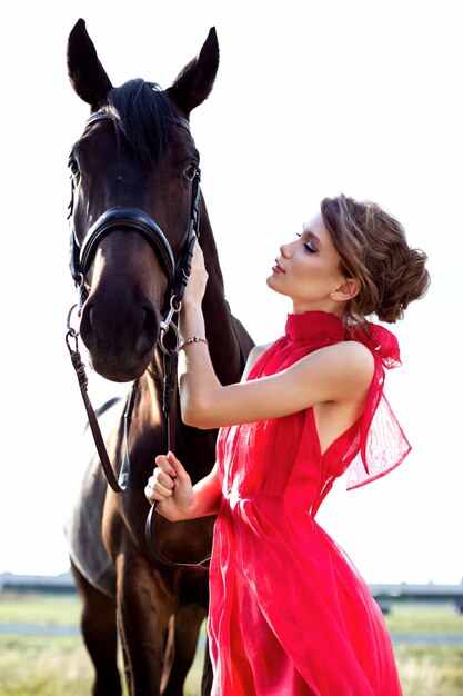 Retrato de uma linda jovem com um cavalo