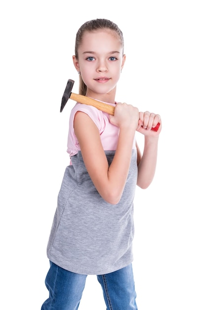Retrato de uma linda jovem com um martelo no ombro isolado no fundo branco