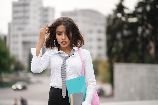 Retrato de uma linda jovem de raça mista com cabelo voador