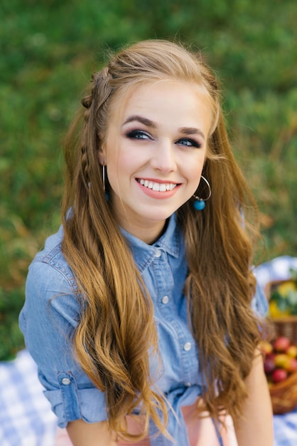 Retrato de uma linda jovem doce com longos cabelos castanhos e um sorriso deslumbrante e radiante