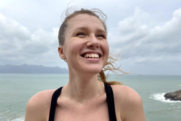 Retrato de uma linda jovem feliz no fundo do mar, oceano, aproveitando o dia ensolarado de verão