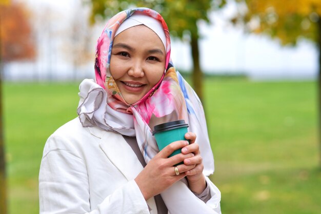 Retrato de uma linda jovem muçulmana asiática islâmica usando um hijab na cabeça