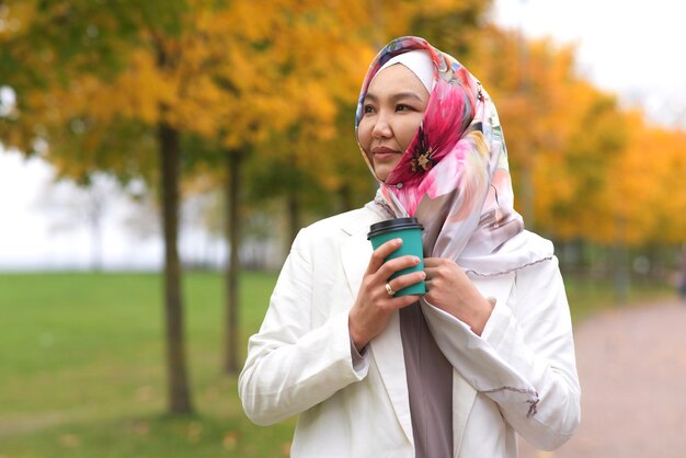 Retrato de uma linda jovem muçulmana asiática islâmica usando um lenço hijab na cabeça
