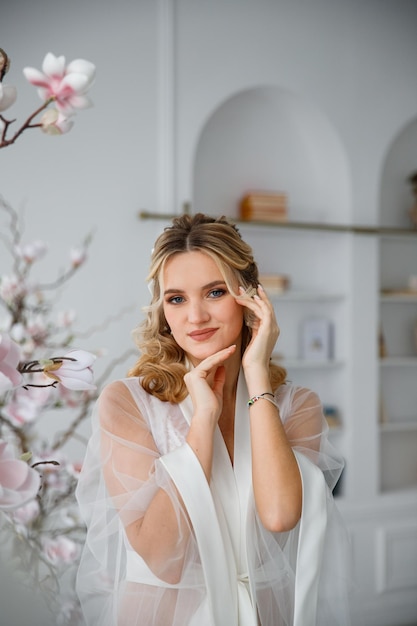 retrato de uma linda jovem noiva em um vestido de noiva branco em um interior chique