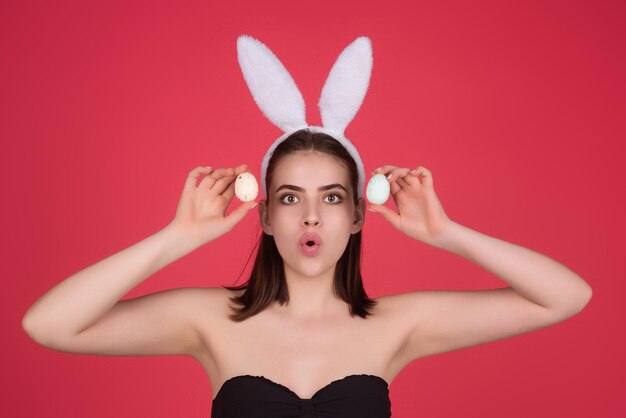 Foto retrato de uma linda jovem romântica com orelhas de coelho celebrando as férias de páscoa no fundo do estúdio