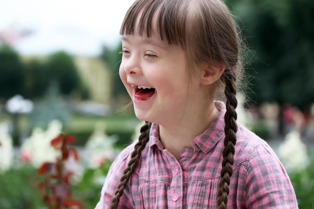 Retrato de uma linda jovem sorrindo