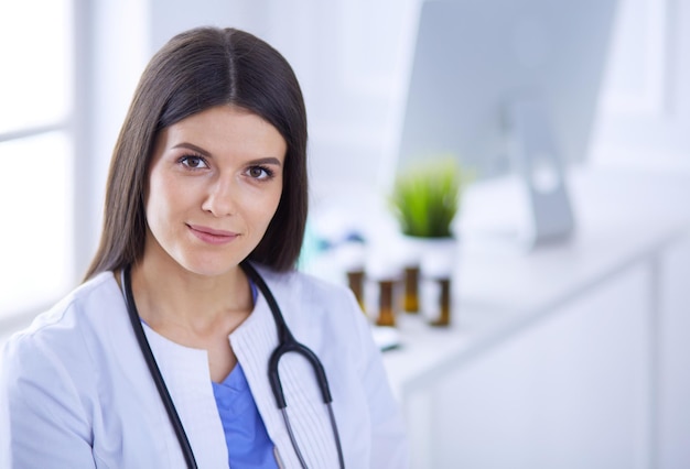 Retrato de uma linda médica em um hospital segurando seu estetoscópio