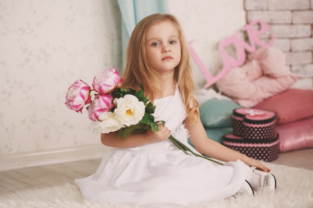 Retrato de uma linda menina com flores