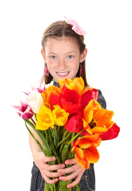 Retrato de uma linda menina com tulipas isoladas em branco