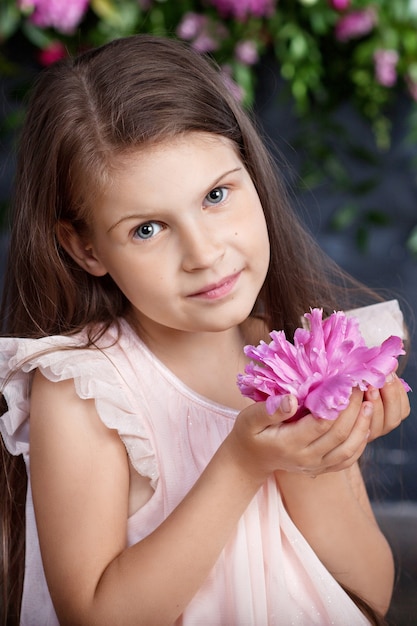 Foto retrato de uma linda menina com um buquê de flores.