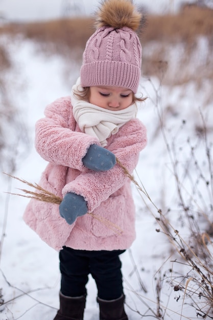 Retrato de uma linda menina com um chapéu e lenço no inverno. copie o espaço.