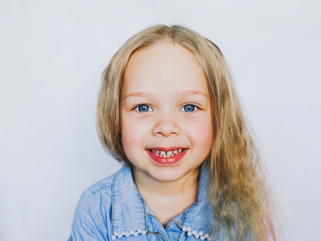 Retrato de uma linda menina de olhos azuis, sobre fundo branco