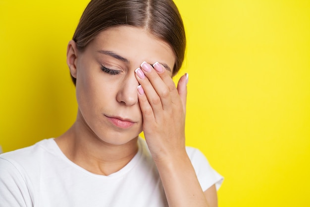 Foto retrato de uma linda menina doente com enxaqueca, sensação de pressão e estresse