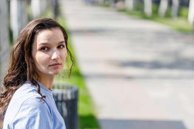 Retrato de uma linda menina morena ao ar livre na rua da cidade