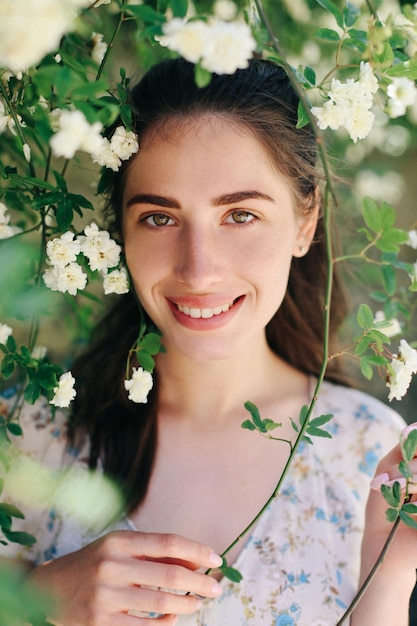 Retrato de uma linda menina morena expressiva na natureza