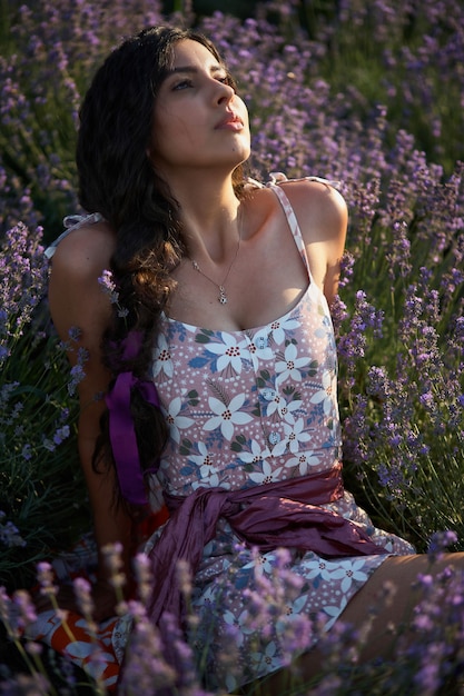 Retrato de uma linda menina morena na cena do campo de lavanda.