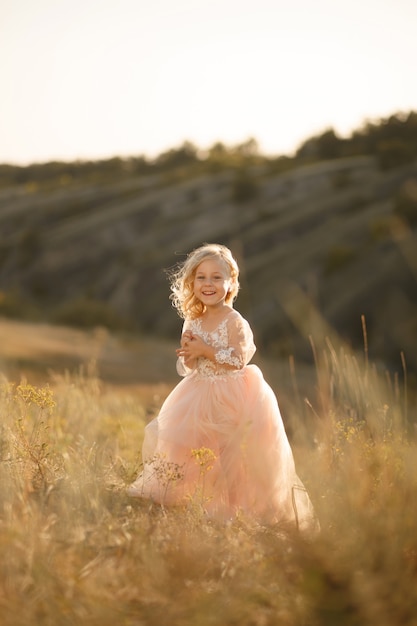 Retrato de uma linda menina princesa em um vestido rosa,