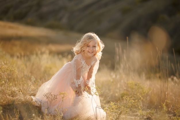 Retrato de uma linda menina princesa em um vestido rosa.