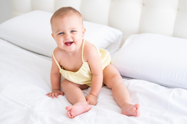 Retrato de uma linda menina sorrindo com os primeiros dentes de leite criança recém-nascida saudável