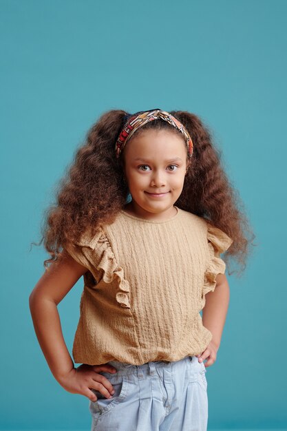 potrait de menina de cabelo cacheado 15709755 Foto de stock no Vecteezy