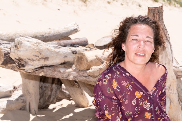 Retrato de uma linda morena esvoaçante na praia de verão de férias de areia