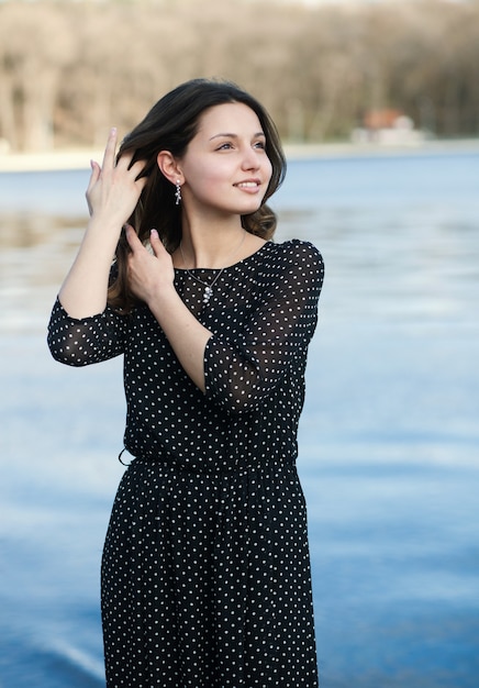 Retrato de uma linda morena. menina bonita e sorridente. mulheres jovens indianas atraentes