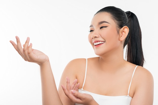 Foto retrato de uma linda mulher asiática com cabelo preto e lábios rosados