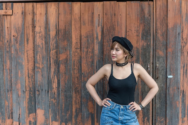 Foto retrato de uma linda mulher asiática com um novo visual com cabelos curtosvestido preto com saia jeans ao ar livre tailândia