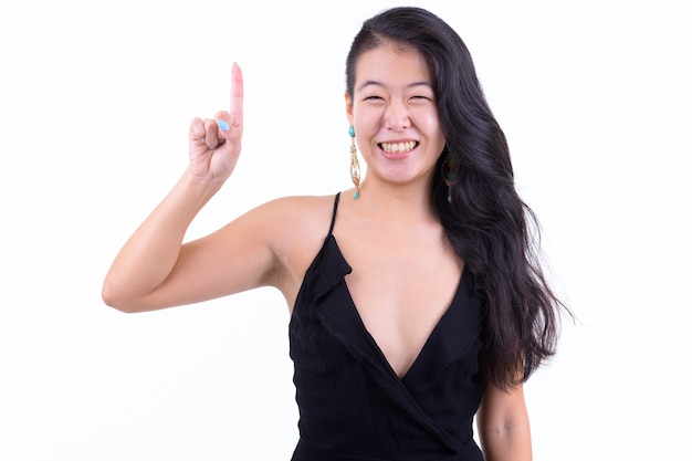 Retrato de uma linda mulher asiática com vestido sem mangas pronto para a festa isolado no branco