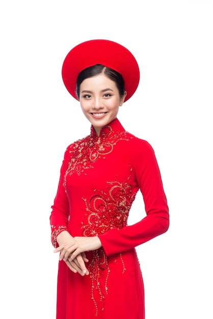 Retrato de uma linda mulher asiática em traje tradicional do festival Aodai. Férias de Tet. Ano Novo Lunar.