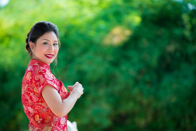 Retrato de uma linda mulher asiática em vestido CheongsamTailândia pessoasFeliz conceito de ano novo chinês