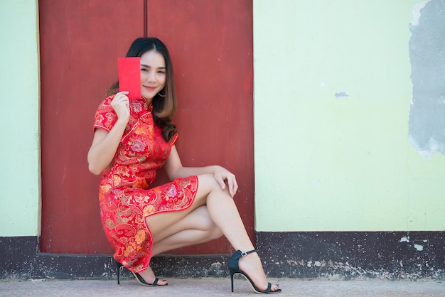 Retrato de uma linda mulher asiática em vestido CheongsamTailândia pessoasFeliz conceito de ano novo chinês