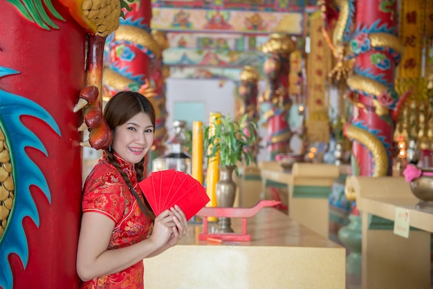 Retrato de uma linda mulher asiática em vestido CheongsamTailândia pessoasFeliz conceito de ano novo chinês