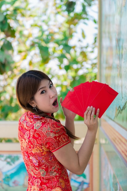 Retrato de uma linda mulher asiática em vestido CheongsamTailândia pessoasFeliz conceito de ano novo chinês