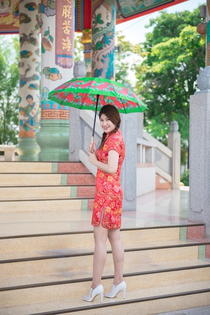 Retrato de uma linda mulher asiática em vestido CheongsamTailândia pessoasFeliz conceito de ano novo chinês