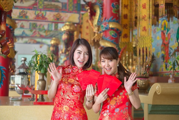 Retrato de uma linda mulher asiática em vestido CheongsamTailândia pessoasFeliz conceito de ano novo chinês