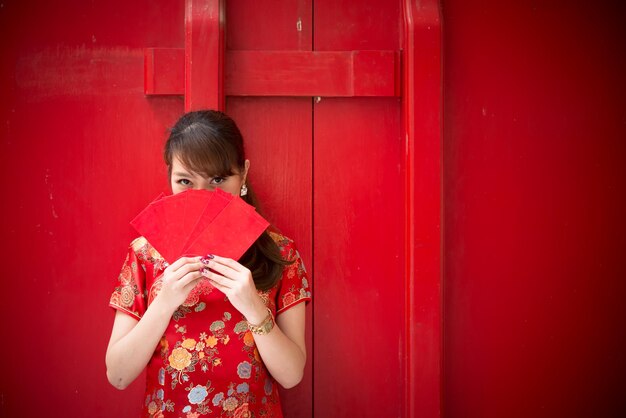 Retrato de uma linda mulher asiática em vestido CheongsamTailândia pessoasFeliz conceito de ano novo chinês