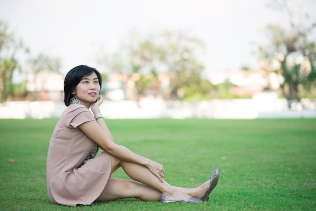 Retrato de uma linda mulher asiática no parque